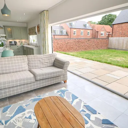 12 Lawnswood Crescent *