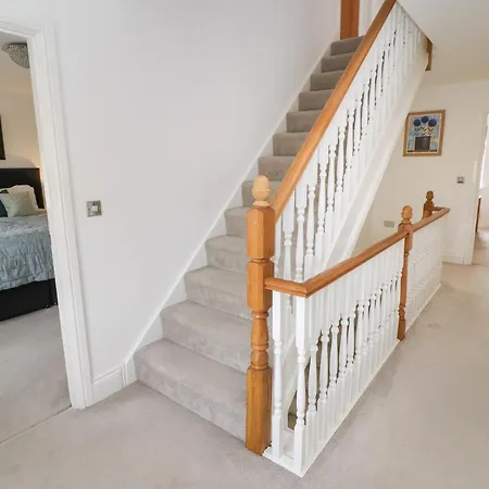 12 Lawnswood Crescent *