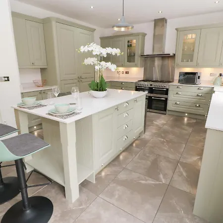 12 Lawnswood Crescent Holiday home *