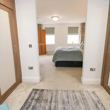 Holiday home 12 Lawnswood Crescent