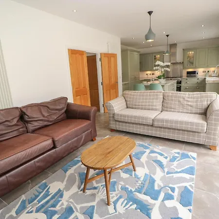 12 Lawnswood Crescent *