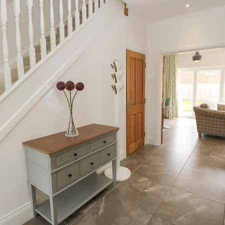 12 Lawnswood Crescent * Leeds (West Yorkshire)