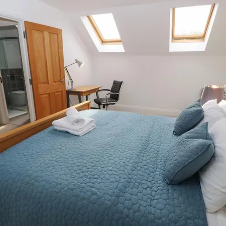 12 Lawnswood Crescent Leeds (West Yorkshire)