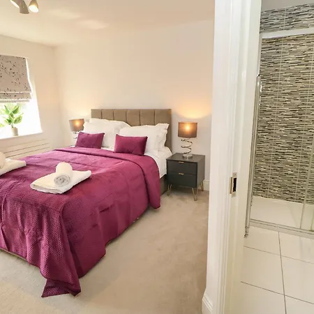 12 Lawnswood Crescent * Leeds (West Yorkshire)